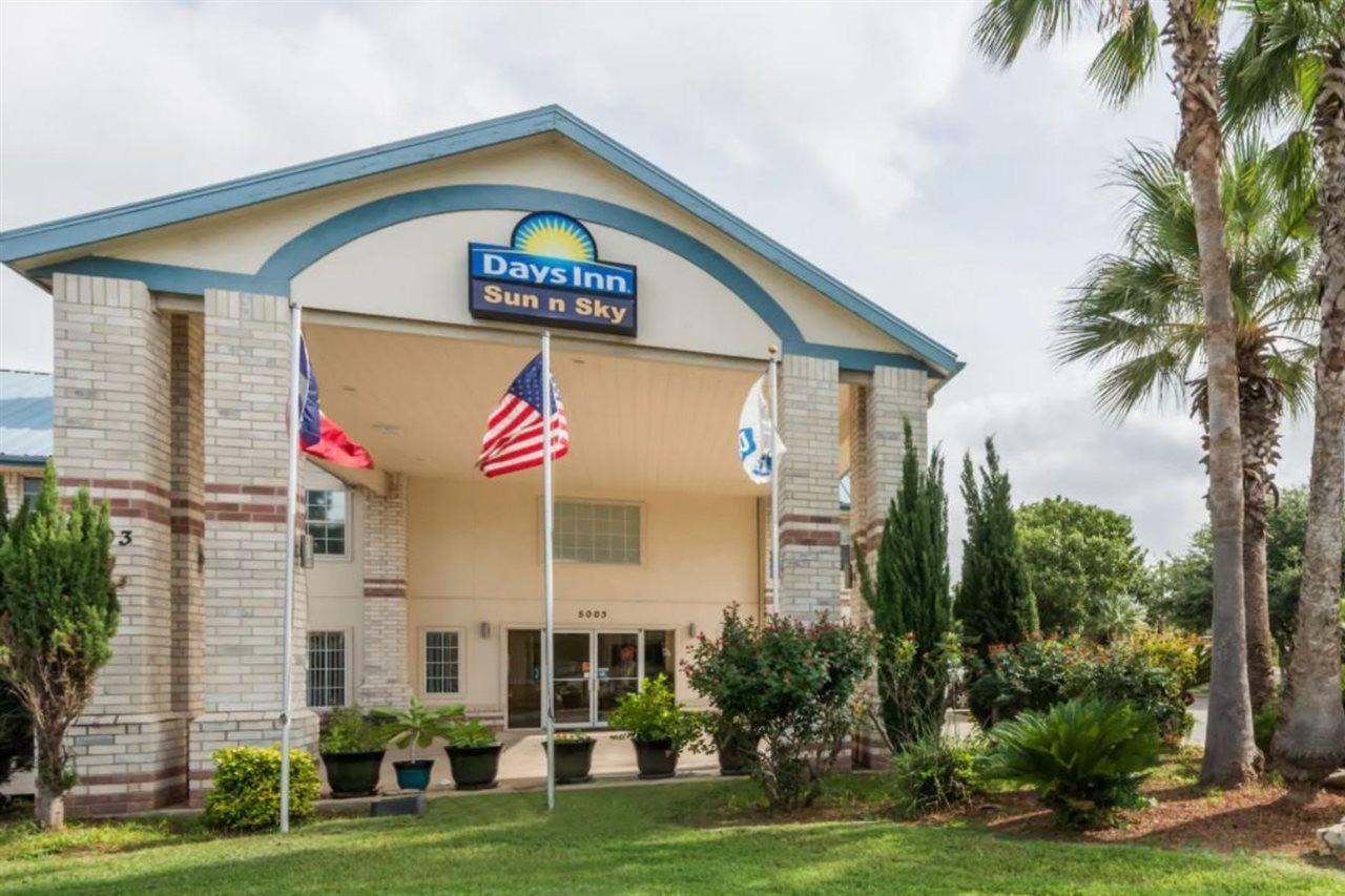 Days Inn By Wyndham San Antonio Southeast Frost Bank Center Kültér fotó