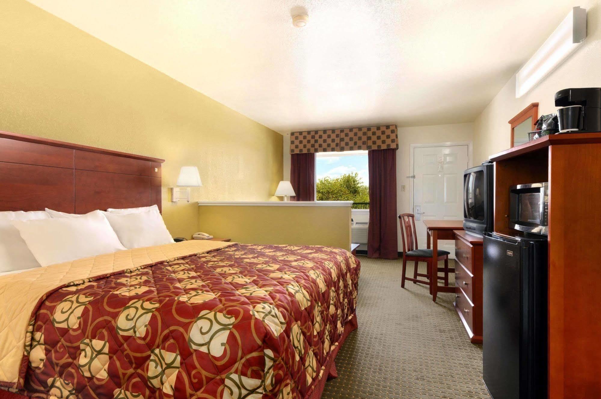 Days Inn By Wyndham San Antonio Southeast Frost Bank Center Kültér fotó